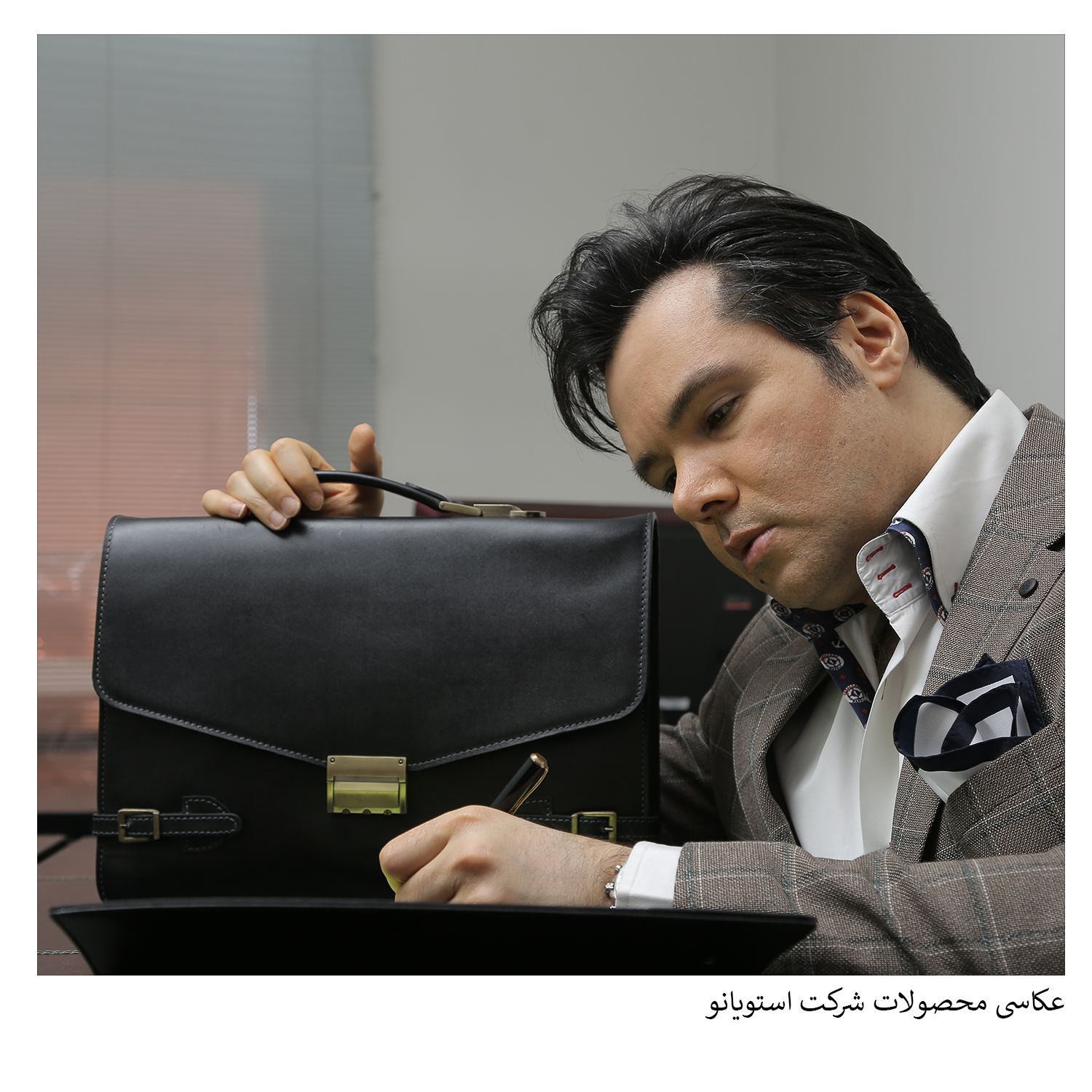 عکاسی صنعتی محصولات چرمی شرکت استویانو جهت استفاده در سایت